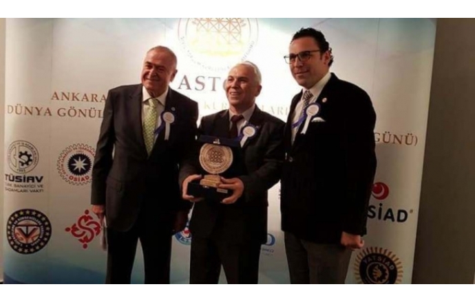 Gazeteci yazar ve sayın M. Ender Yoldar’a ödülünü taktim ettik