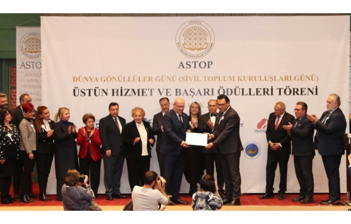 Ankara Ticaret Odası Başkanı Gürsel BARAN'a Sivil Toplum Gönüllüsü Beratını Takdim Ettik.