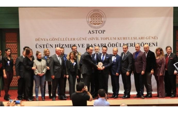 Tügiad Başkanı Ali Yücelen,e üstün hizmet ve başarı ödülü takdim edildi.